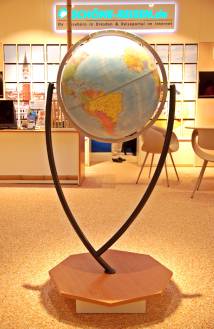 Globus im Reisebüro